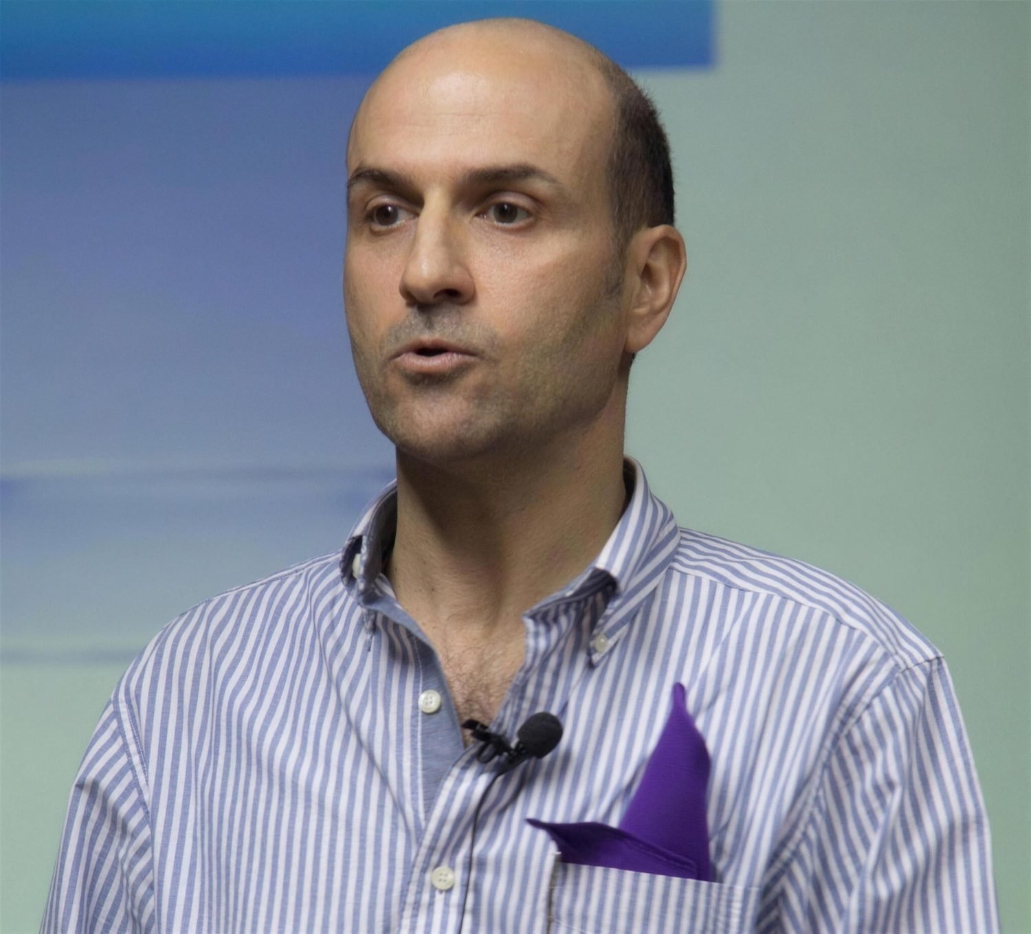 Miguel Zarzar presenting